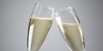 Пузырьки с характером: в чём на самом деле разница между просекко и шампанским