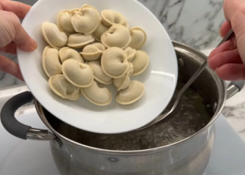 Секрет “двойной” варки, с которой пельмени больше не порвутся: крутой трюк