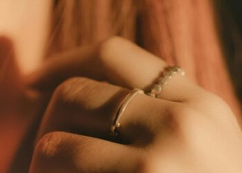 Що б ви подумали про жінку, у якої на руках немає жодного кільця?