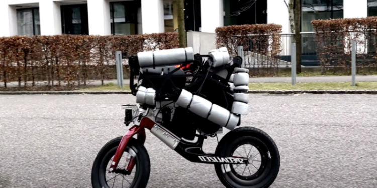 В Glovo оцінять: дослідники створили швидкісного велоробота та навчили його тріалу 