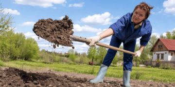 Коли починати городні роботи після Великодня: поради та традиції