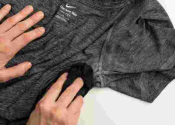 Плями від дезодоранту більше не проблема: як їх можна прибрати