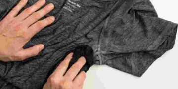 Плями від дезодоранту більше не проблема: як їх можна прибрати