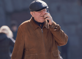 Бюджетні мобільні тарифи для пенсіонерів: умови та ціни у квітні