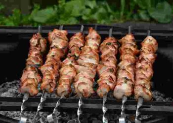 Не сипте сіль на вугілля: чим краще гасити вогонь під час смаження шашлику