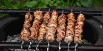 Не сипте сіль на вугілля: чим краще гасити вогонь під час смаження шашлику