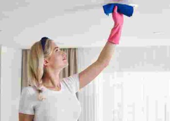 Без розводів і плям: як і чим найкраще мити натяжну стелю