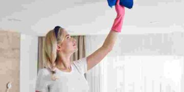 Без розводів і плям: як і чим найкраще мити натяжну стелю