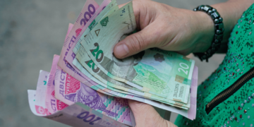 Українцям доплачують до пенсії: як отримувати до 500 грн надбавки щомісяця