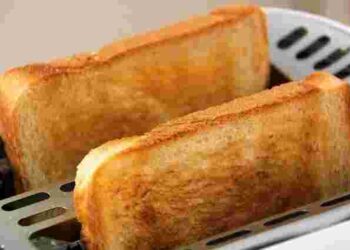 Воду використовувати не можна: як почистити тостер від нагару