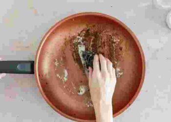 Найпоширеніша проблема на кухні, яку легко виправити: як почистити сковорідку від нагару