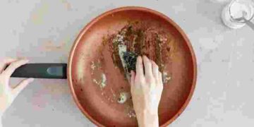 Найпоширеніша проблема на кухні, яку легко виправити: як почистити сковорідку від нагару