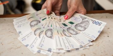 Мінімальна зарплата вчителя у квітні 2026: суми для педагогів “на руки”