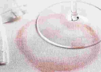 Є доступний метод: як відчистити білу скатертину від старих плям