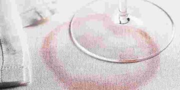 Є доступний метод: як відчистити білу скатертину від старих плям