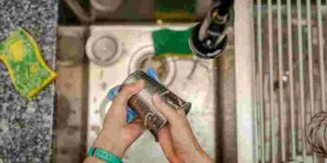 Витирати чи лишити: як краще сушити посуд після миття