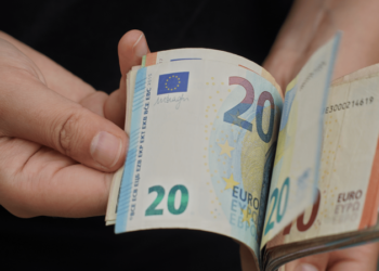 Виїзд з України: скільки грошей потрібно мати на різних пунктах пропуску