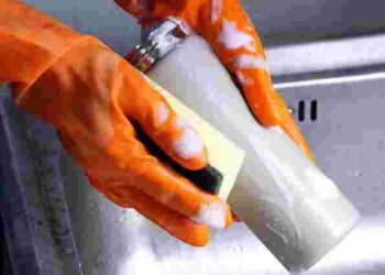 Усе необхідне є у вас вдома: як почистити термос від нальоту і запаху