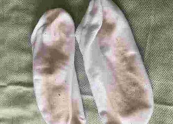 Простий спосіб без агресивної хімії: як повернути білизну брудним шкарпеткам