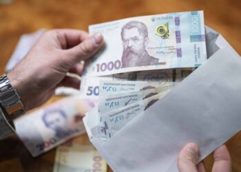 Мінімальна і середня зарплата директора школи: суми у квітні 2026 року