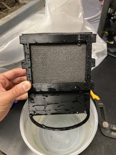 Бруд замість батарейок: вчені створили новий паливний елемент із ґрунтових мікробів