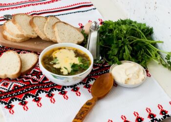 Чекаю весни, щоб зробити зелений борщ: який секретний інгредієнт додаю для аромату