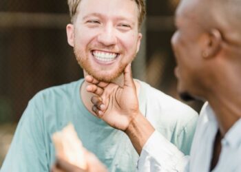 Чоловіки почали витрачати на зовнішність більше за жінок, і це вже давно не про крем після гоління