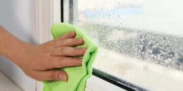 Чому кмітливі господині натирають вікна хлібом: що це дає
