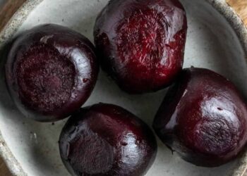 Две ложки в кастрюлю и свекла не потеряет цвет: как на самом деле варить овощ