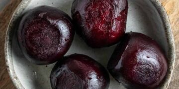 Две ложки в кастрюлю и свекла не потеряет цвет: как на самом деле варить овощ