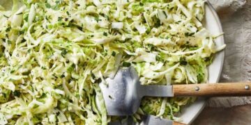 Ем и не могу наесться: этот салат “Хрустящее чудо” готовится всего 5 минут, а вкус невероятный (РЕЦЕПТ)