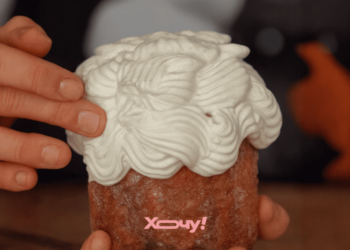 Эта дешевая смесь спасет: чем посыпать паску, чтобы глазурь мгновенно перестала липнуть (ВИДЕО)