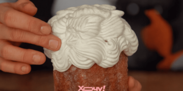 Эта дешевая смесь спасет: чем посыпать паску, чтобы глазурь мгновенно перестала липнуть (ВИДЕО)