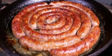 Этот бесплатный ингредиент – секрет сочной колбасы: что добавить для лучшего вкуса (ВИДЕО)