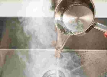 Ця проста звичка шкодить вашій кухні щодня: чому псуються водопровідні труби