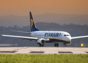 Хаос у небі: п’яний пасажир Ryanair ледь не зірвав посадку літака і потрапив до в’язниці