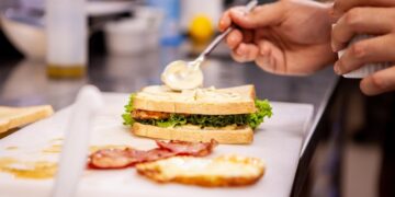 Як довго можна зберігати відкритий майонез: коли викинути треба вже через годину