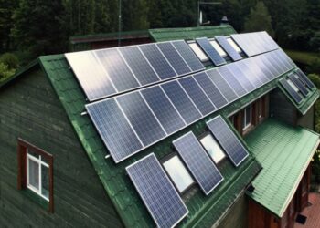 Японські вчені “зламали” фізику: сонячні панелі на даху видаватимуть 130% ефективності