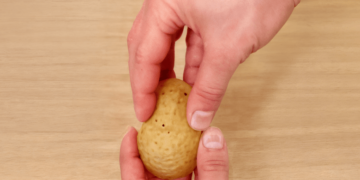 Как чистить картошку в одно движение: этот трюк сэкономит вам море времени (ВИДЕО)