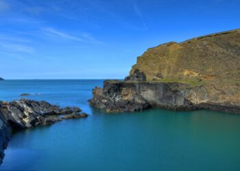 Казкова лагуна серед скель: в Уельсі туристи знайшли унікальне місце для відпочинку