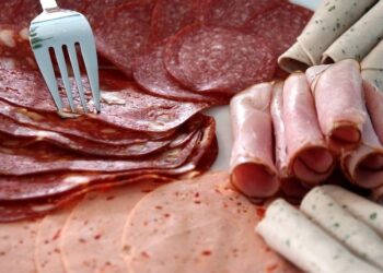 Куда положить колбасу, чтобы получить “ресторанную” нарезку: больше никаких “горбатых” кусочков