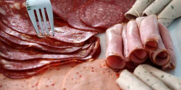 Куда положить колбасу, чтобы получить “ресторанную” нарезку: больше никаких “горбатых” кусочков