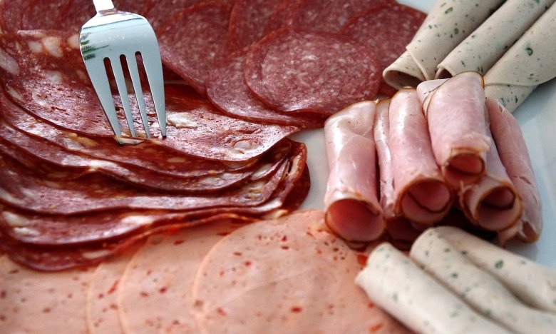 Куда положить колбасу, чтобы получить "ресторанную" нарезку: больше никаких "горбатых" кусочков