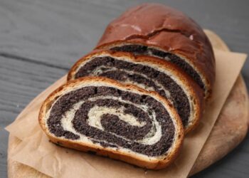 Маковий рулет на Великдень 2026: багато начинки та повітряне тісто – бабусин рецепт