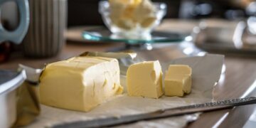 Одно слово на пачке выдает подделку: на что обратить внимание, покупая масло