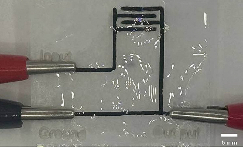 Паперова електроніка: вчені за допомогою лазера друкують мікросхеми на папері