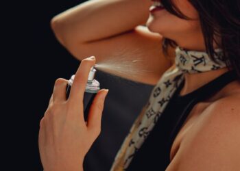 Парфумерна база: чому на подрузі аромат звучить дорого, а на вас — зникає за годину