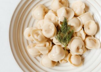 Пельмени станут шикарным блюдом, если добавить в воду это: хитрый трюк