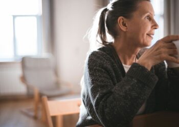 Право на розтягнутий светр: що насправді видає жіночий вік і як перестати з цим боротися