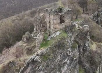 Притулок привидів та чаклунства: у Карпатах “ожила” легендарна фортеця XIV століття (фото)